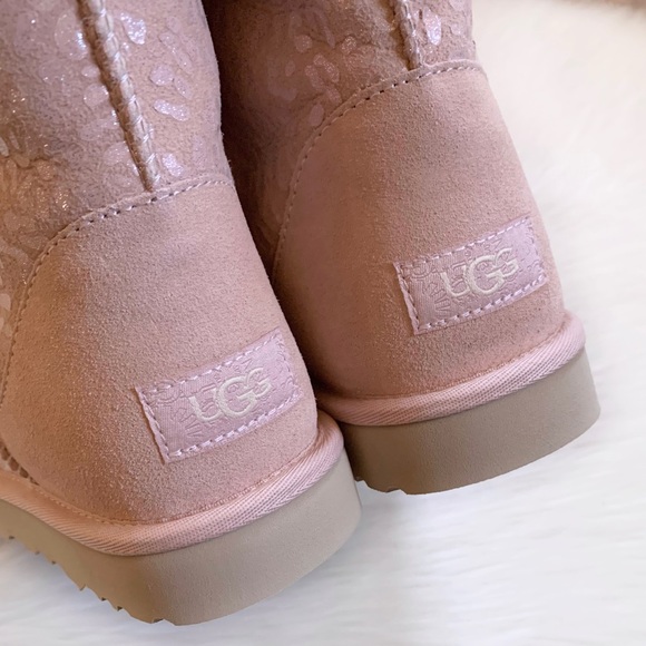 UGG Women’s Classic Short Snow Leopard Quartz Boots - Picture 5 of 7